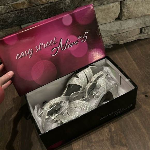 Easy street alive 5 never worn shoes!!!! - Picture 1 of 5